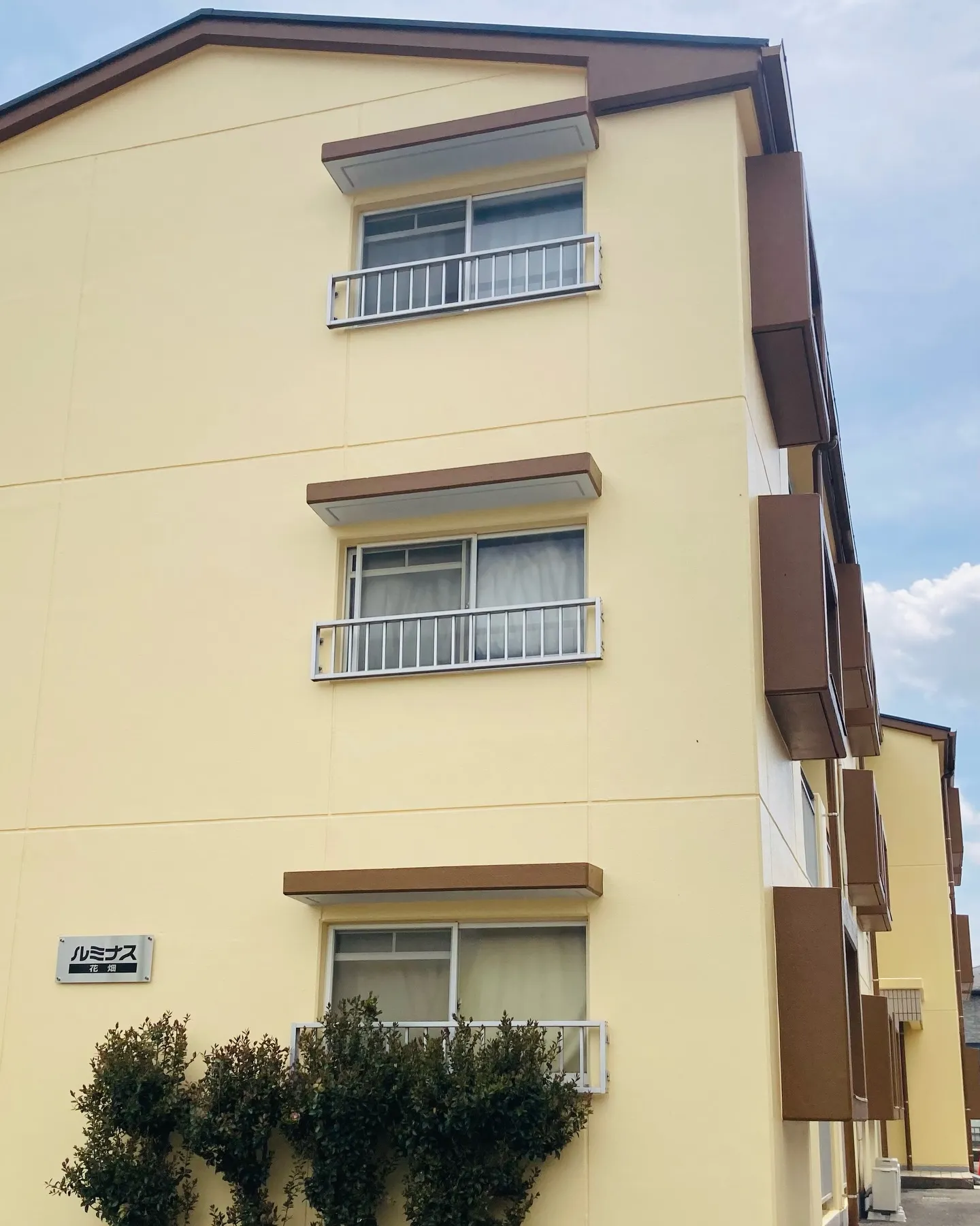 『プリン色の建物が目印です』