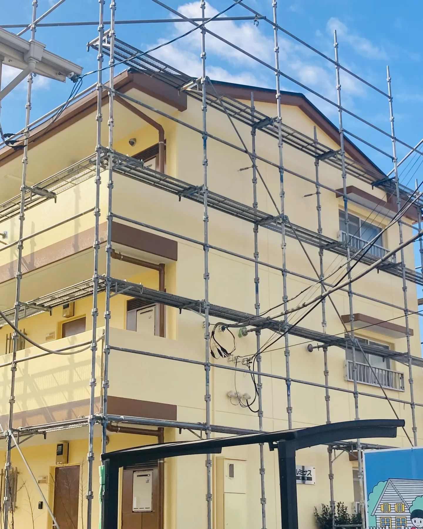 『プリン色の建物が目印です』